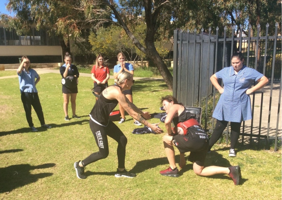 self-defence-visit-comet-bay-college